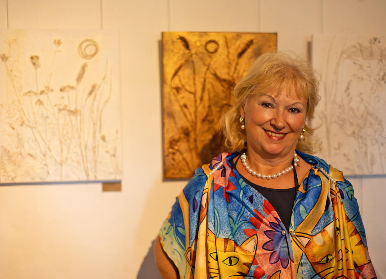 Künstlerin Anni Steinbacher vor ihren Werken