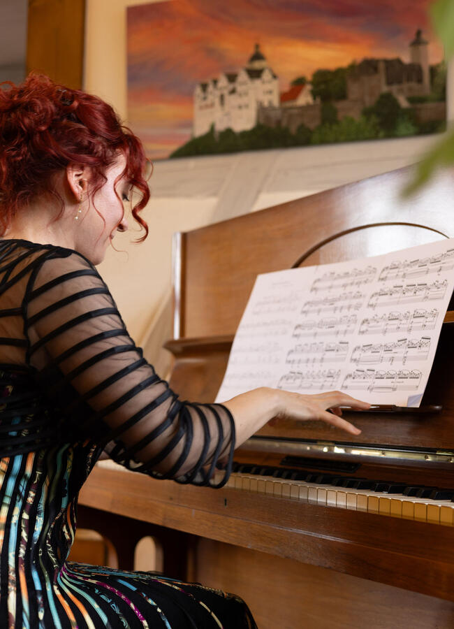 Die Pianistin Yuliya Drogalova spielt am Piano