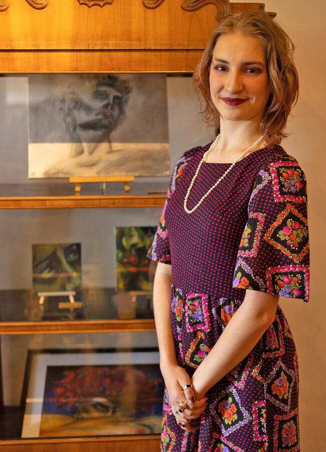 Künstlerin Martha Schöffl steht vor ihren Werken