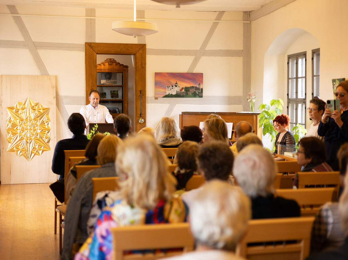 Bürgermeister Markus Pavel hält eine Rede vor vielen Gästen zur Ausstellungseröffnung am 6. Juni 2025