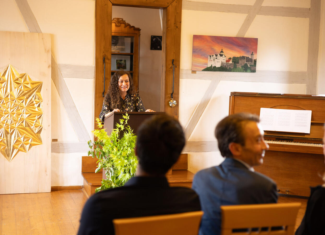 Josephine Schubert hält eine Rede zur Eröffnung der Ausstellung