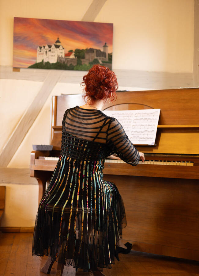 Pianistin Yuliya Drogalova gibt ein Konzert am Piano