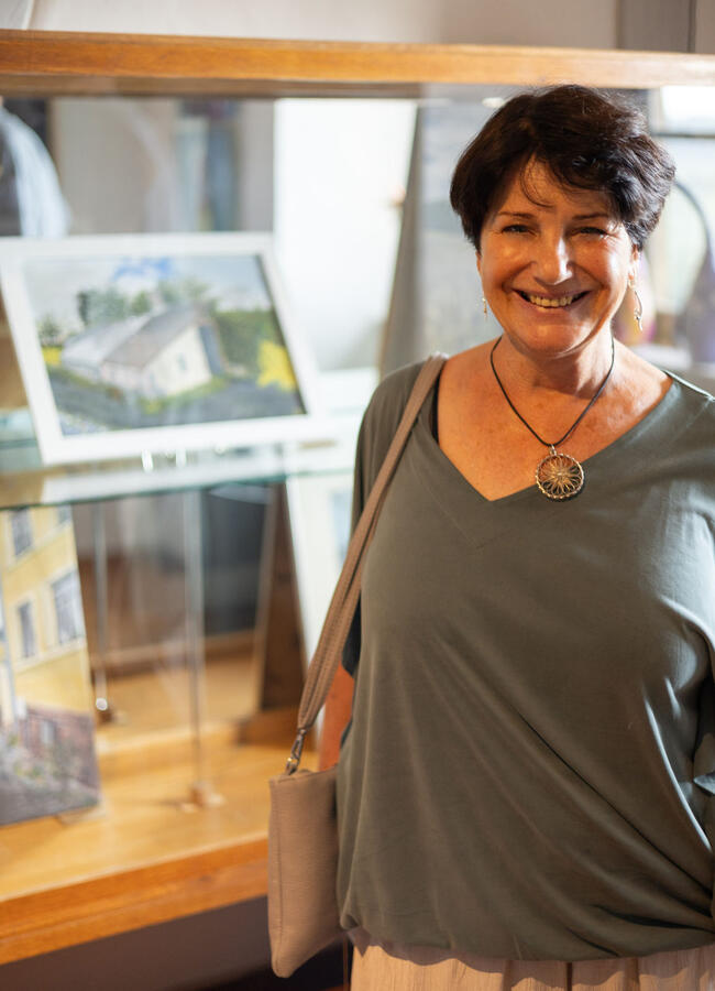 Künstlerin Christel Seyfarth steht vor ihren Werken