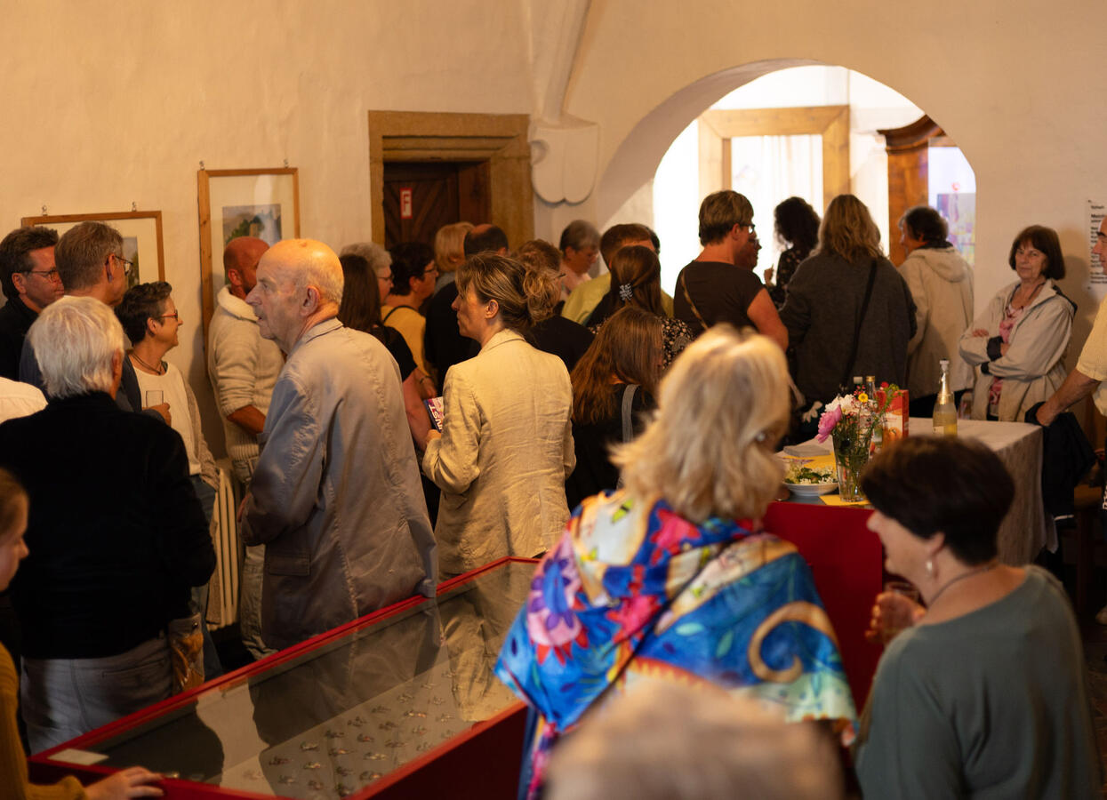 Viele Gäste stehen im Galeriesaal der Burg Ranis