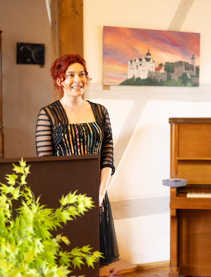 Pianistin Yuliya Drogalova erzählt über die Verbindung ihres Kunstwerkes, ein Gemälde von Burg Ranis und zu ihren Musikstücken