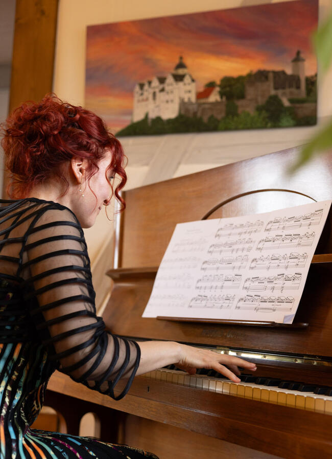 Yuliya Drogalova spielt am Piano Werke von Tschaikowsky und Grieg