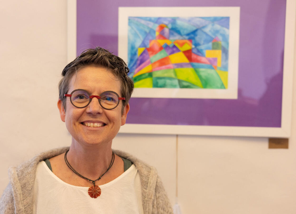 Die Künstlerin Susann Beyer steht vor ihrem Werk