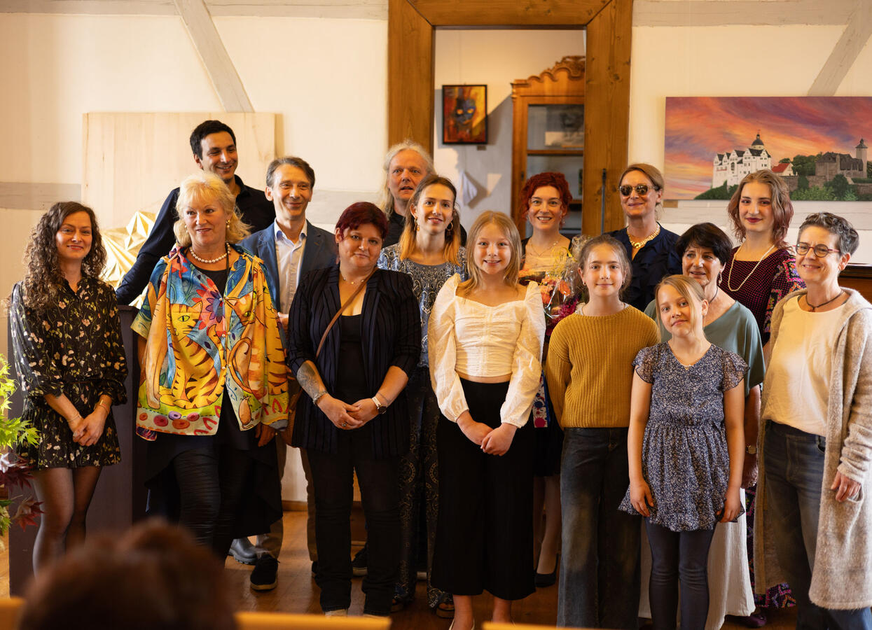 Gruppenbild der Künstlerinnen und Künstler der Ausstellung Kunst aus Ranis - reich an Kontrast