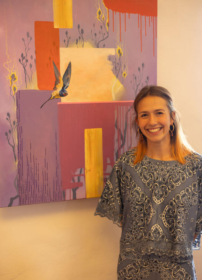 Die Künstlerin Vanessa Kahl steht vor ihren Werken
