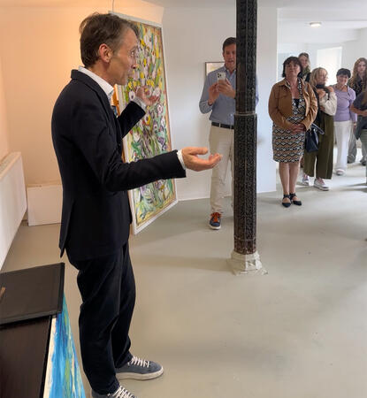 Begrüßung zum offenen Atelier des Künstlers Giuseppe Blasotta Der Künstlers Giuseppe Blasotta begrüßt seine Gäste, die zahlreich kamen