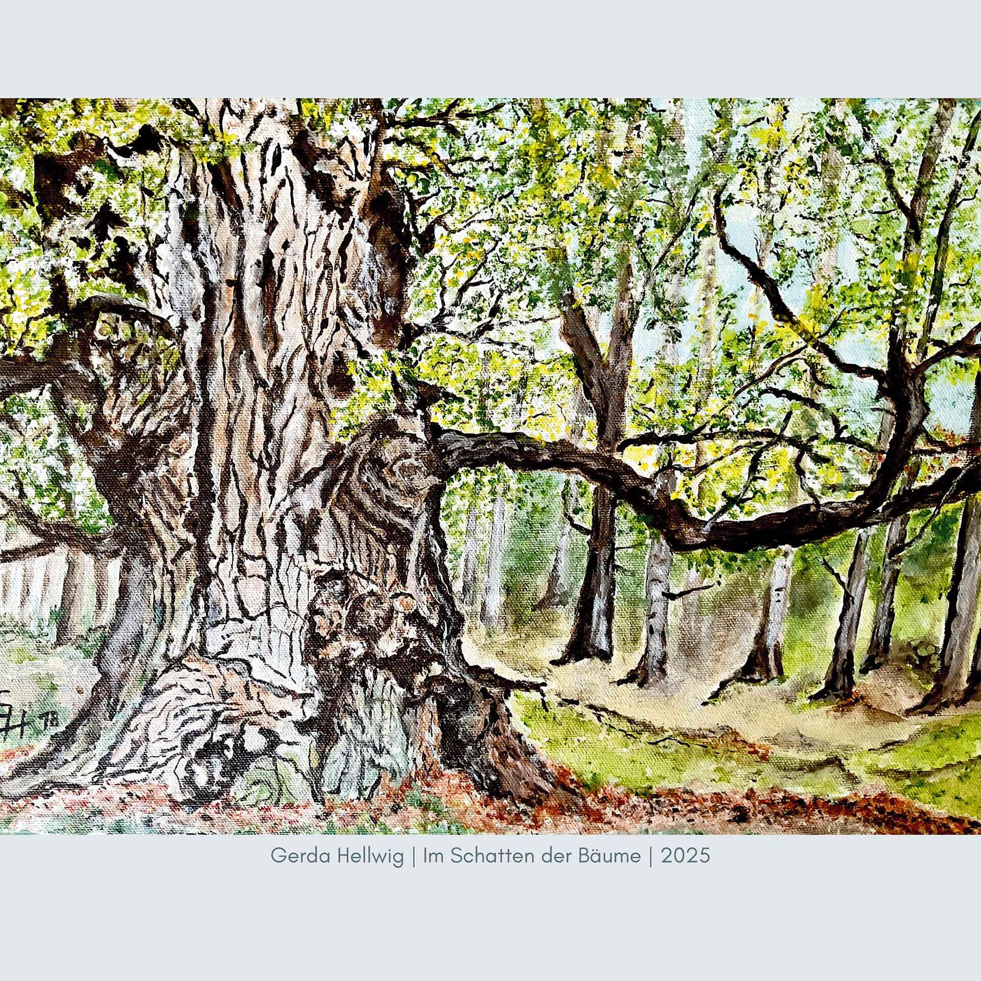Im Schatten der Bäume Detailreiches Gemälde eines alten, knorrigen Baumes im Vordergrund, umgeben von einem lichten Wald mit grüner Wiese und Sonnenlicht, das durch das Blätterdach fällt. Werk von Gerda Hellwig, 2025.