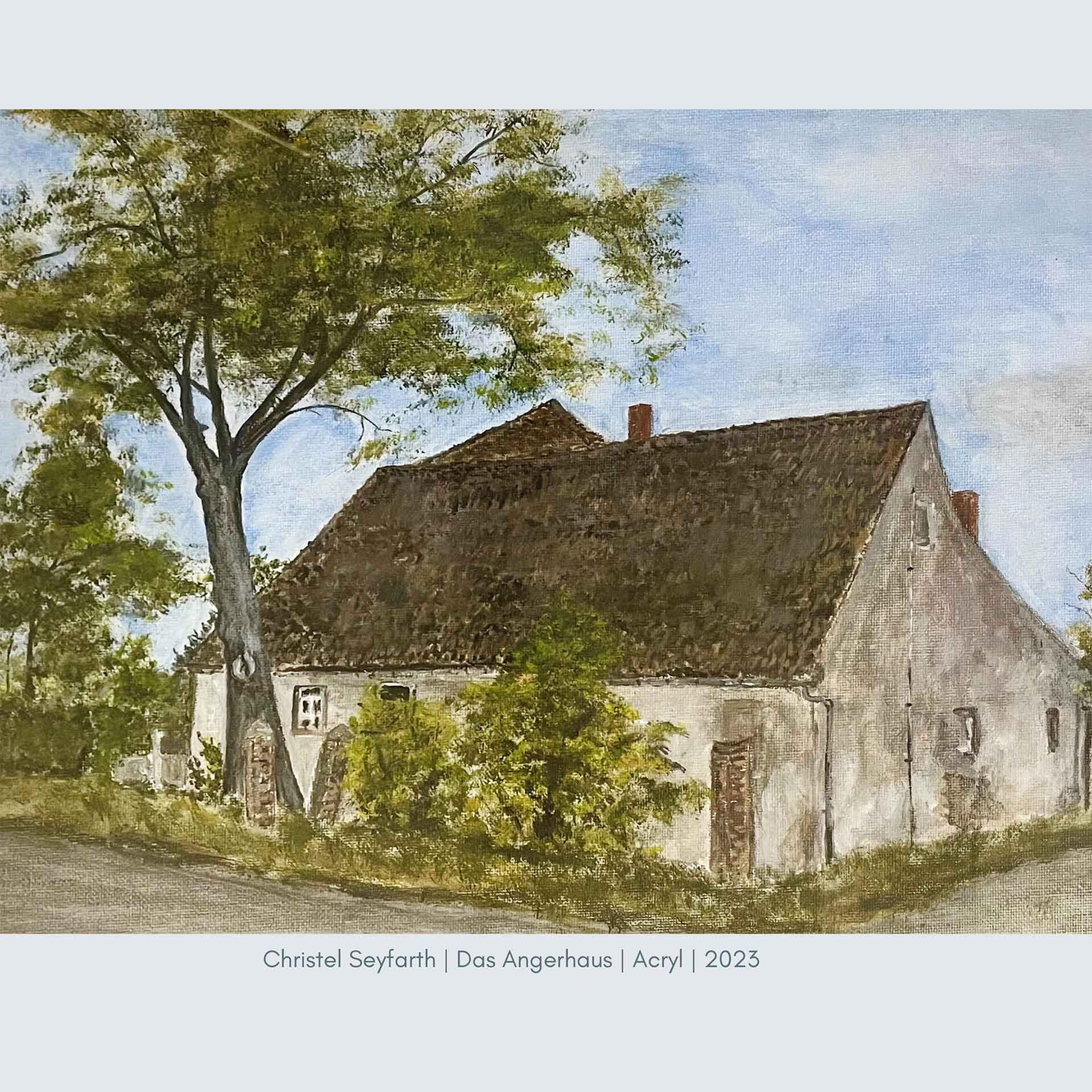 Gemälde eines alten, schiefen Wohnhauses mit verwittertem Dach, umgeben von Bäumen und Sträuchern. Ländliche Szene in Acryl auf Leinwand, Werk von Christel Seyfarth, 2023.