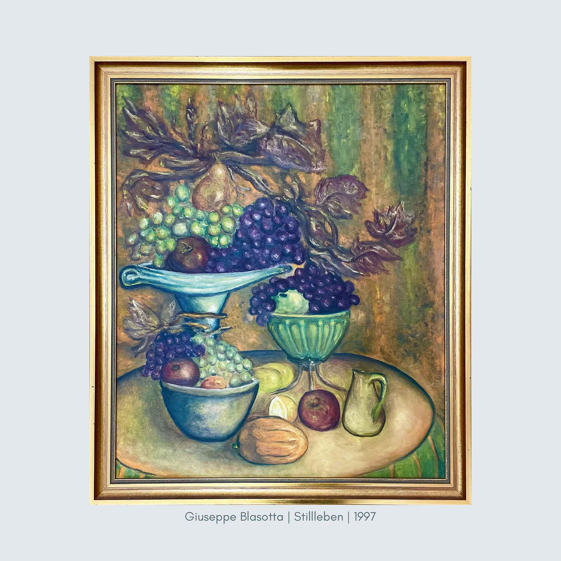 Gemälde eines Stilllebens mit verschiedenen Früchten wie Trauben, Birnen und Äpfeln in Schalen und auf einem Tisch, in kräftigen Farben gehalten. Werk von Giuseppe Blasotta, 1997.“