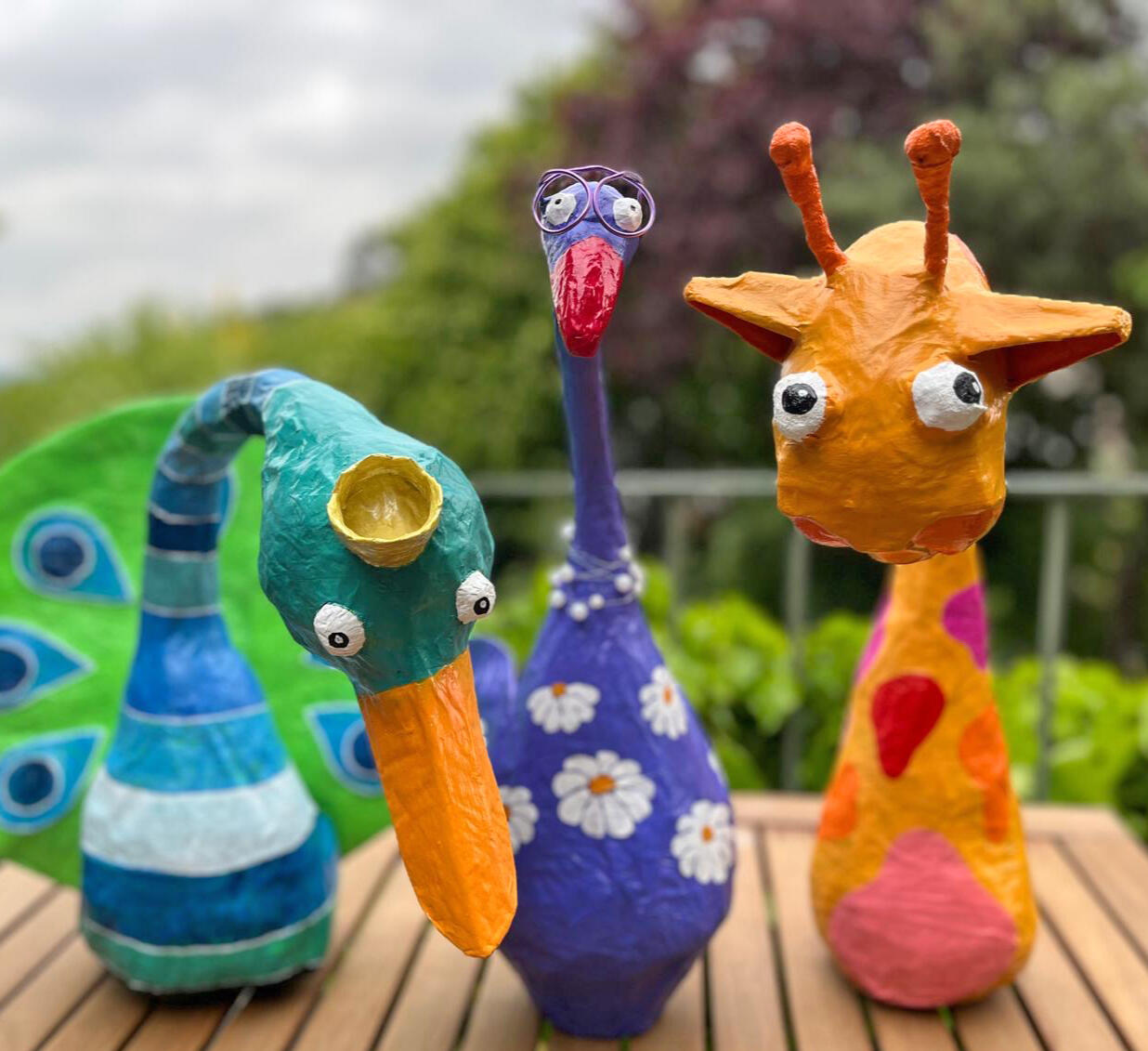 Human in the Loop Abstrakte Lilienform als Collage gestaltet, zusammengesetzt aus verschiedenen farbigen Motiven und historischen Elementen auf einem warmen gelben Hintergrund.